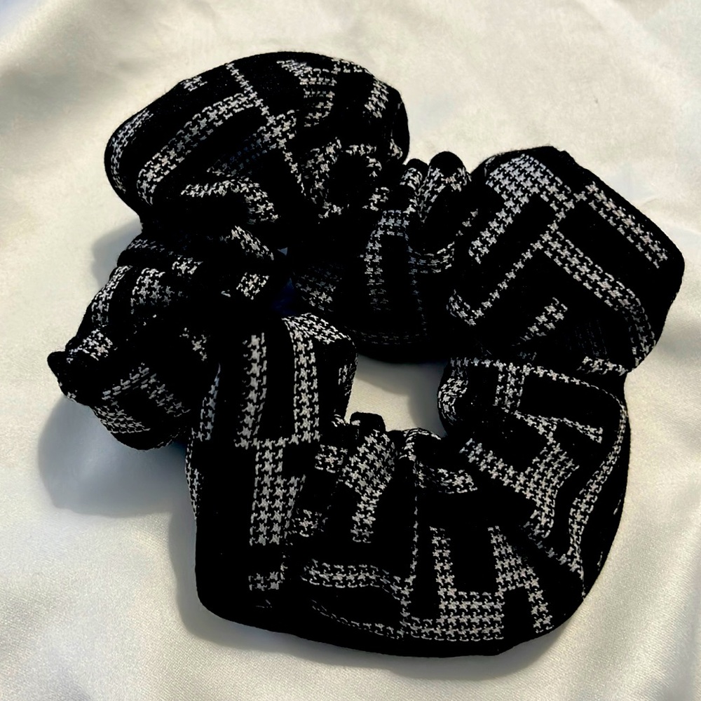 Brand new Scrunchies ! Gorgeous print and so adorable ☺️